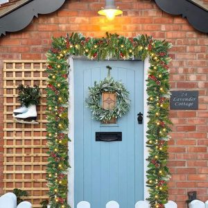 Christmas Garland Decoration with Warm LED Lights, Pre-Lit Lighted Christmas Garland Decorated with Pine Cones